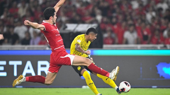 Pesepak bola Tim Nasional Indonesia Elkan Baggott (kiri) berusaha menghalangi tendangan pesepak bola Tim Nasional Malaysia Bergson Gustavo Silveira da Silva (kanan) dalam pertandingan penyisihan Grup A FIFA ASEAN Cup 2026 di Stadion Utama Gelora Bung
