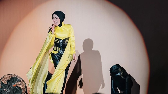 'Comeback' di Pestapora 2026, Ini Detail Outfit Cetar Syahrini yang Mencuri Perhatian