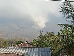 Ile Lewotolok Kembali Erupsi, Aliran Lava Bakar Vegetasi di Lereng Gunung