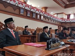 Eks Dirut Perumda Pasar I Made Westra Dilantik Jadi Anggota DPRD Denpasar