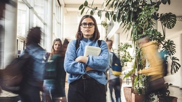 10 Alasan Kenapa Orang Introvert Tak Suka Keramaian, Apa Saja?