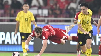 Pesepak bola Tim Nasional Indonesia Ole Romeny (tengah) terjatuh usai berebut bola dengan dibayangi pesepak bola Tim Nasional Malaysia Quentin Cheng (kanan) dalam pertandingan penyisihan Grup A FIFA ASEAN Cup 2026 di Stadion Utama Gelora Bung Karno (