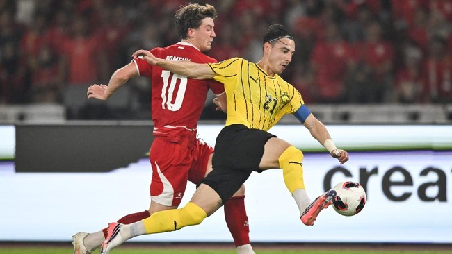 Pesepak bola Tim Nasional Indonesia Ole Romeny (kiri) berebut bola dengan pesepak bola Tim Nasional Malaysia Dion Cools (kanan) pada pertandingan penyisihan Grup A FIFA ASEAN Cup 2026 di Stadion Utama Gelora Bung Karno (SUGBK), Senayan, Jakarta, Seni