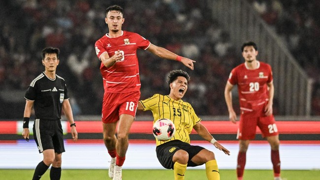Pesepak bola Timnas Indonesia Ivar Jenner (kedua kiri) berebut bola dengan pesepak bola Timnas Malaysia Nooa Laine (kedua kanan) pada pertandingan penyisihan Grup A FIFA ASEAN Cup 2026 di Stadion Utama Gelora Bung Karno, Senayan, Jakarta, Senin (28/9