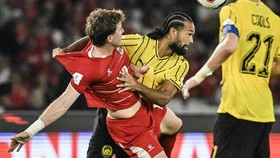 Pesepak bola Timnas Indonesia Ole Romeny (kiri) berebut bola dengan pesepak bola Timnas Malaysia LaVere Corbin-Ong (tengah) pada pertandingan penyisihan Grup A FIFA ASEAN Cup 2026 di Stadion Utama Gelora Bung Karno, Senayan, Jakarta, Senin (28/9/2026