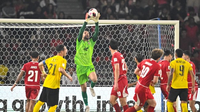 Penjaga gawang Tim Nasional Indonesia Maarten Paes (ketiga kiri) menangkap bola tendangan pesepak bola Tim Nasional Malaysia dalam pertandingan penyisihan Grup A FIFA ASEAN Cup 2026 di Stadion Utama Gelora Bung Karno (SUGBK), Senayan, Jakarta, Senin