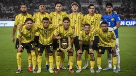 Pesepak bola Timnas Malaysia berfoto bersama sebelum melawan Timnas Indonesia pada pertandingan penyisihan Grup A FIFA ASEAN Cup 2026 di Stadion Utama Gelora Bung Karno, Senayan, Jakarta, Senin (28/9/2026). ANTARA FOTO/Rivan Awal Lingga/bay/kye
