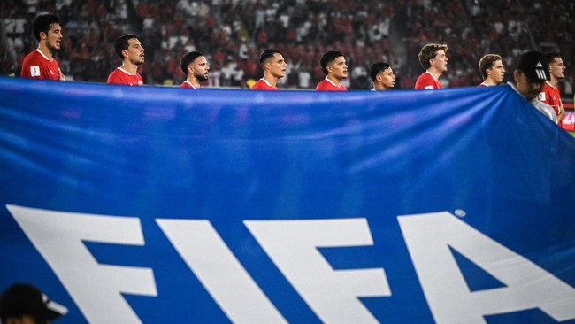 Pesepak bola Timnas Indonesia menyanyikan lagu Indonesia Raya sebelum melawan Timnas Malaysia pada pertandingan penyisihan Grup A FIFA ASEAN Cup 2026 di Stadion Utama Gelora Bung Karno, Senayan, Jakarta, Senin (28/9/2026). ANTARA FOTO/Rivan Awal Ling