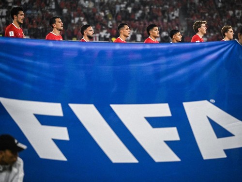 Pesepak bola Timnas Indonesia menyanyikan lagu Indonesia Raya sebelum melawan Timnas Malaysia pada pertandingan penyisihan Grup A FIFA ASEAN Cup 2026 di Stadion Utama Gelora Bung Karno, Senayan, Jakarta, Senin (28/9/2026). ANTARA FOTO/Rivan Awal Ling