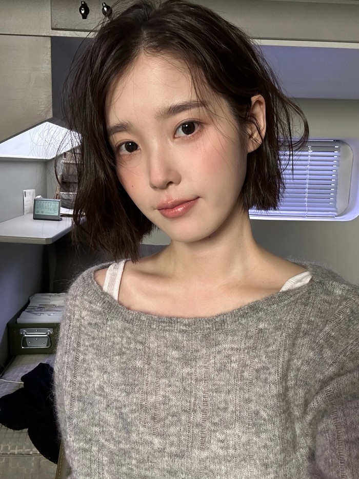 IU kembali mengejutkan penggemar lewat gaya rambut pendek terbarunya yang memberi kesan fresh dan awet muda. Penampilan ini dipamerkan untuk comeback single &lsquo;From This Star&rsquo;./ Foto: instagram.com/dlwlrma