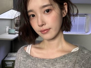 IU kembali mengejutkan penggemar lewat gaya rambut pendek terbarunya yang memberi kesan fresh dan awet muda. Penampilan ini dipamerkan untuk comeback single &lsquo;From This Star&rsquo;./ Foto: instagram.com/dlwlrma