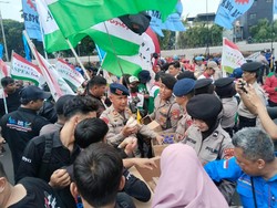 Pelayanan Humanis, Polisi Bagikan Makanan ke Massa Aksi di DPR