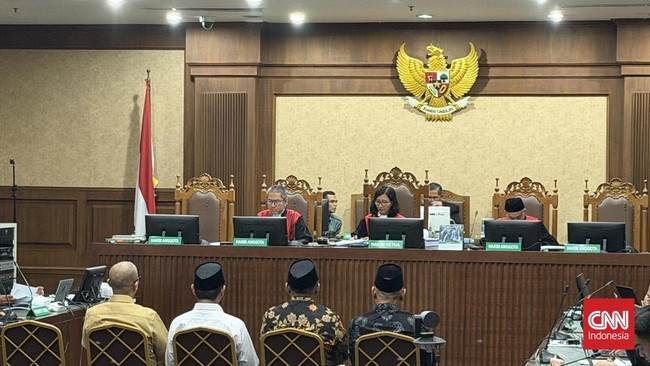 Jaksa Penuntut Umum (JPU) pada Komisi Pemberantasan Korupsi (KPK) memperlihatkan sejumlah barang bukti berupa uang pecahan dolar Amerika Serikat (AS) kepada Komisaris Independen PT Sucofindo, Zainal Abidin, dalam sidang dugaan korupsi kuota haji tamb