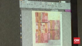 Jaksa Penuntut Umum (JPU) pada Komisi Pemberantasan Korupsi (KPK) memperlihatkan sejumlah barang bukti berupa uang pecahan dolar Amerika Serikat (AS) kepada Komisaris Independen PT Sucofindo, Zainal Abidin, dalam sidang dugaan korupsi kuota haji tamb
