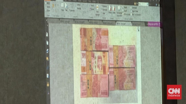 Jaksa Penuntut Umum (JPU) pada Komisi Pemberantasan Korupsi (KPK) memperlihatkan sejumlah barang bukti berupa uang pecahan dolar Amerika Serikat (AS) kepada Komisaris Independen PT Sucofindo, Zainal Abidin, dalam sidang dugaan korupsi kuota haji tamb