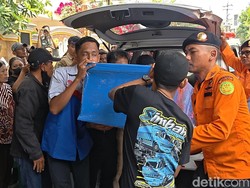 Kehilangan tapi Lega, Guruh Sambut Jenazah Kembarannya Korban KM Virgo