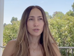JLo Tanpa Makeup di Usia 57 Usai Menangis, Wajah Kencangnya Jadi Sorotan