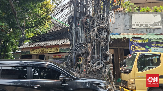 Bahaya Kabel Semrawut di Kuningan Barat