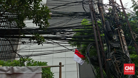 Bahaya Kabel Semrawut di Kuningan Barat