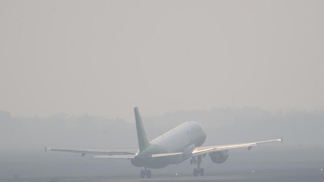 Kabut Asap Ganggu Penerbangan di Palembang