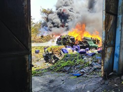 Kebakaran Pabrik New Era Gresik Diduga Dipicu Alang-alang yang Terbakar