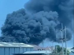Asap Hitam Pekat Membubung Tinggi dari Pabrik Sepatu New Era di Gresik