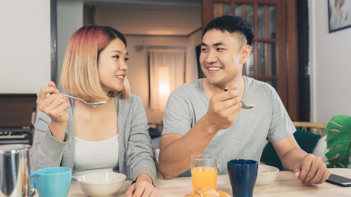 Kebiasaan Pagi Hari Pasangan yang Cerdas Emosional Menurut Psikolog