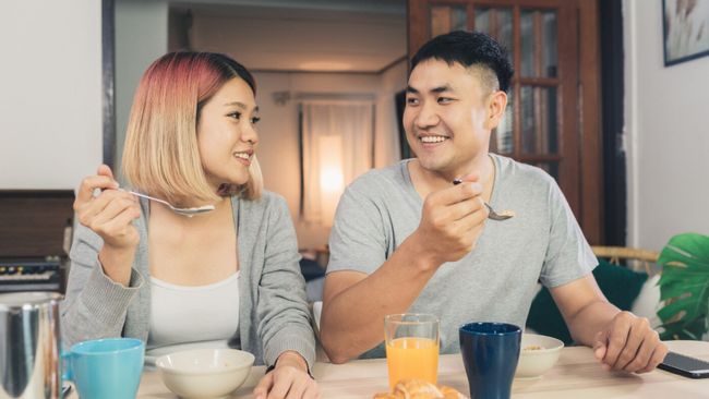 Kebiasaan Pagi Hari Pasangan yang Cerdas Emosional Menurut Psikolog