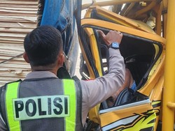 Colt Diesel Tabrak Tronton di Lamongan, Sopir Tewas-3 Penumpang Luka