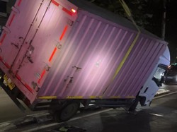 Truk Angkut Paket Terbalik Usai Hindari Motor Terobos Lampu Merah di Jakpus