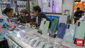 Sejumlah penjual ponsel melayani pengunjung di kawasan Blok M, Melawai, Jakarta, Senin (29/9). (CNN Indonesia/Febria Adha L).