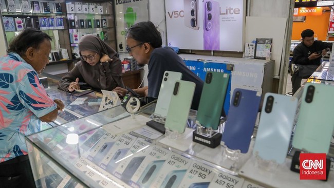 Sejumlah penjual ponsel melayani pengunjung di kawasan Blok M, Melawai, Jakarta, Senin (29/9). (CNN Indonesia/Febria Adha L).