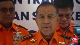 Kepala Basarnas Marsekal Madya TNI Mohammad Syafii mendorong proses salvage atau pengangkatan badan KM Virgo Transport 8 yang terbalik dan tenggelam di Perairan Masalembo, Laut Jawa, Kalimantan Selatan.