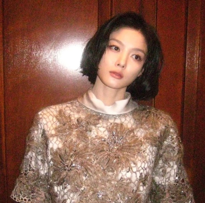 Kim Yoo Jung tampil anggun dengan rambut short bob terbarunya. Gaya ini memberikan kesan dewasa, rapi, sekaligus mewah, terlebih saat ia akan membintangi drama 100 Days of Deception./ Foto: instagram.com/you_r_love