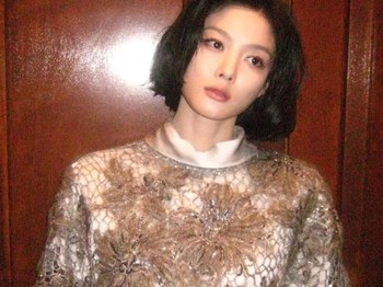 Kim Yoo Jung tampil anggun dengan rambut short bob terbarunya. Gaya ini memberikan kesan dewasa, rapi, sekaligus mewah, terlebih saat ia akan membintangi drama 100 Days of Deception./ Foto: instagram.com/you_r_love