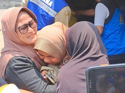 Tangis Bibi Korban KM Virgo Asal Jombang Sambil Peluk Pakaian Terakhir