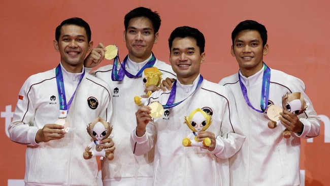 Asian Games - Aichi-Nagoya 2026 - Badminton - Ichinomiya City Municipal Gymnasium, Ichinomiya, Japan - September 29, 2026Gold medallists Indonesia's Leo R. Carnando and Daniel Marthin celebrate during the Men's Doubles Medal Ceremony along with bronz