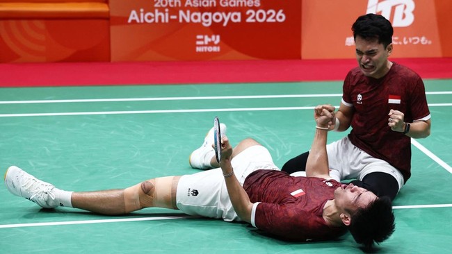Asian Games - Aichi-Nagoya 2026 - Badminton - Ichinomiya City Municipal Gymnasium, Ichinomiya, Japan - September 29, 2026 Indonesia's Leo R. Carnando and Daniel Marthin celebrate after winning the Men's Doubles Gold Medal Match against China's Weiken