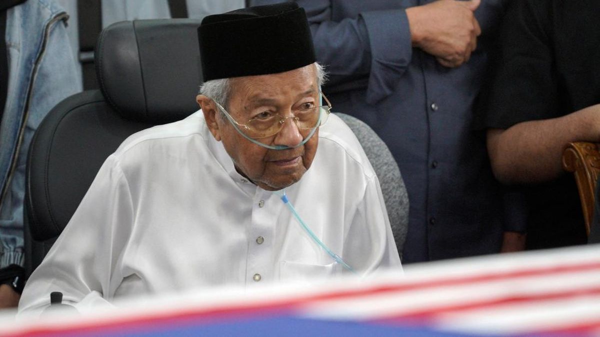 Isak Tangis Eks PM Malaysia Mahathir Saksikan Pemakaman Istri