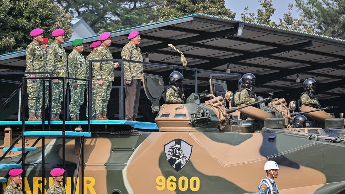 Menhan Sjafrie Sjamsoeddin dan Panglima TNI Jenderal Agus Subiyanto (kelima kiri) memimpin acara Penerimaan dan Penyerahan Kendaraan Tempur Amfibi.