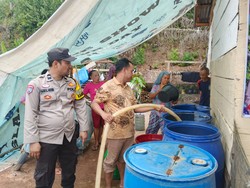 Musim Kemarau, Polda Sumsel Bantu Warga Sekayu Penuhi Kebutuhan Air Bersih
