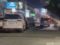 Parah! Parkiran Cafe di Adyaksa Makassar Pakai Separuh Jalanan