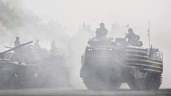 Kendaraan tempur amfibi AAV M-35 melintas di Markas Komando Korps Marinir, Cilandak, Jakarta, Senin (28/9/2026).