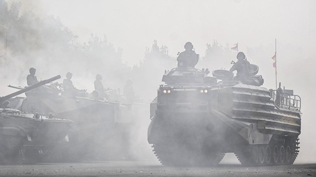 Amfibi AAV M-35 melintas di Mako Marinir, Cilandak, Jakarta, Senin (28/9/2026).