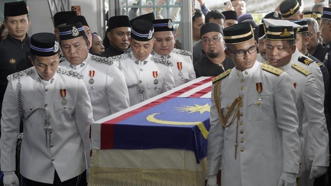 Members of the Malaysian Armed Forces carry the casket of Siti Hasmah Mohamad Ali, the wife of former Malaysian prime minister Mahathir Mohamad, during her funeral at As Syarif Mosque in Kuala Lumpur on September 28, 2026. Hasmah, the wife of Malaysi
