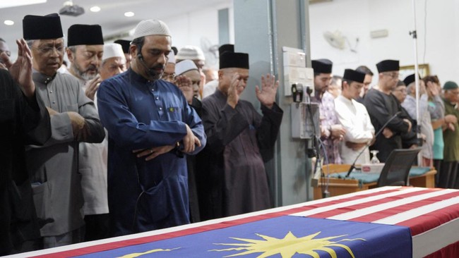 Muslims pray during the funeral of Siti Hasmah Mohamad Ali, the wife of former Malaysian prime minister Mahathir Mohamad, at As Syarif Mosque in Kuala Lumpur on September 28, 2026. Hasmah, the wife of Malaysia's longest serving two-time prime ministe