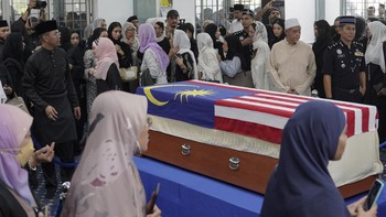 People pay their respects during the funeral of Siti Hasmah Mohamad Ali, the wife of former Malaysian prime minister Mahathir Mohamad, at As Syarif Mosque in Kuala Lumpur on September 28, 2026. Hasmah, the wife of Malaysia's longest serving two-time