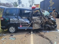 Ambulans Bawa Jenazah Tabrakan dengan Truk Tangki CPO di Jalintim Banyuasin
