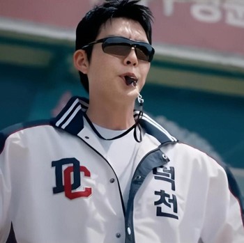 Intip Potret Perdana Kim Woo Bin Jadi Pelatih Bisbol di Drakor Gift