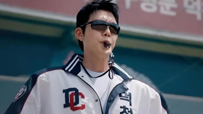 Intip Potret Perdana Kim Woo Bin Jadi Pelatih Bisbol di Drakor Gift